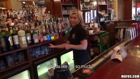 Bartender sucks a dick on the job