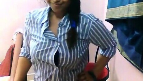 Indian sexy tamil girl exposing her sexy big booby body in