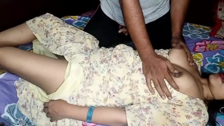 Wife Ne Room Service Boy Se Ghodi Bankar Chudwaya