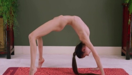 Beautiful model Leona Mia performing some yoga exercises absolutely naked