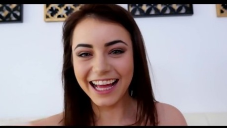 I love pretty smile of hot teen girl Kylie Quinn!